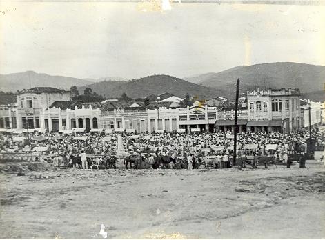 Feira Livre após a enchente de 1914 na Praça Ruy Barbosa (foto autor desconhecido)