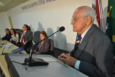 Professor Émerson discursando ao receber o título de Cidadão de Jequié, em 2012