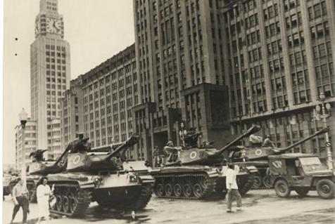 Tanques do Exército ocupam as ruas do Rio de Janeiro no golpe de 1964, iniciando o mais longo período de exceção do país Arquivo Nacional