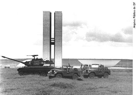 Tanques em frente ao Congresso Nacional, no tumultuado ano de 1964 (foto arquivo nacional)